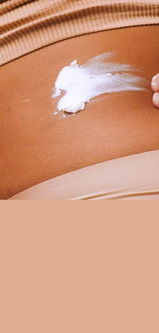 Model applying body butter to skin Model applying body butter to skin