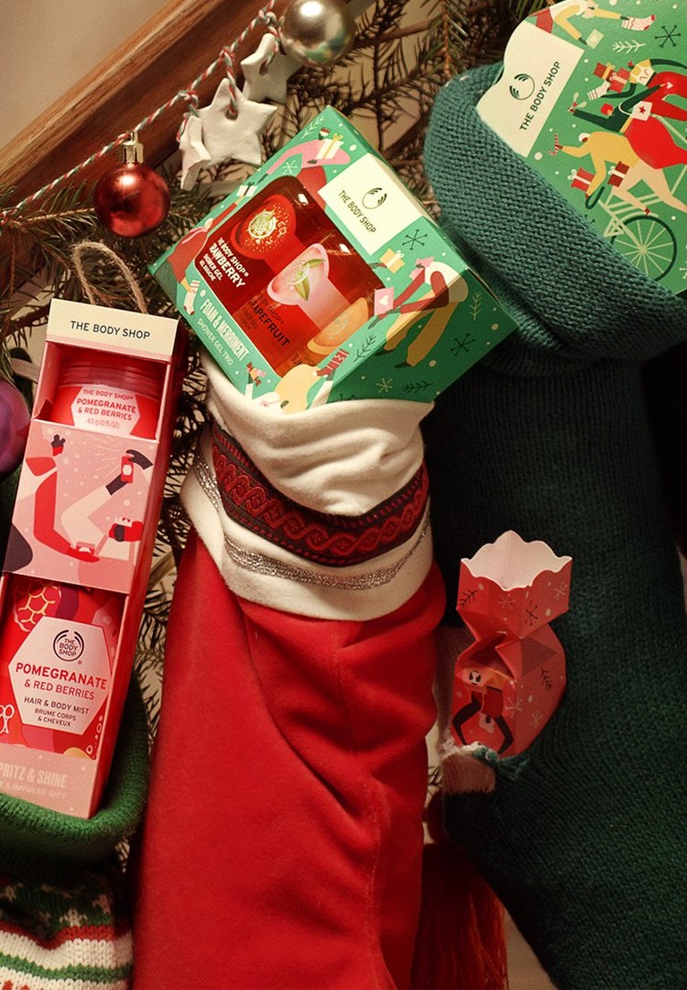 Socken, die mit Geschenken gefüllt sind
