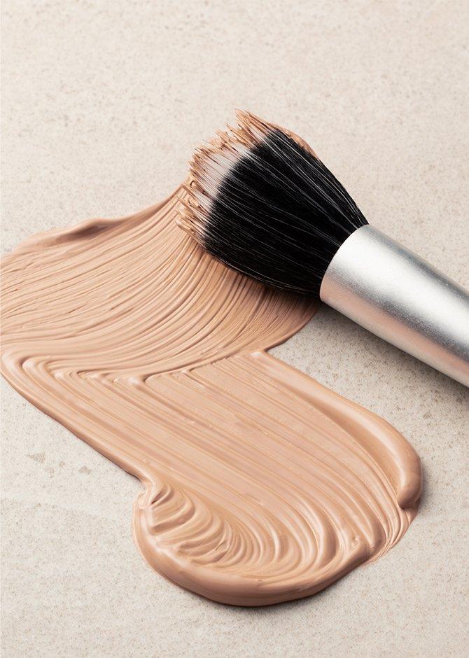 Man applying Fresh Nude Foundation