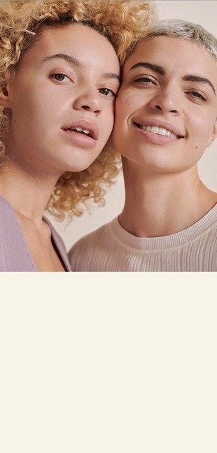 Dos mujeres con las caras juntas Dos mujeres con las caras juntas