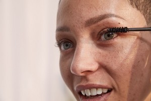 Kvinna som applicerar mascara Kvinna som applicerar mascara