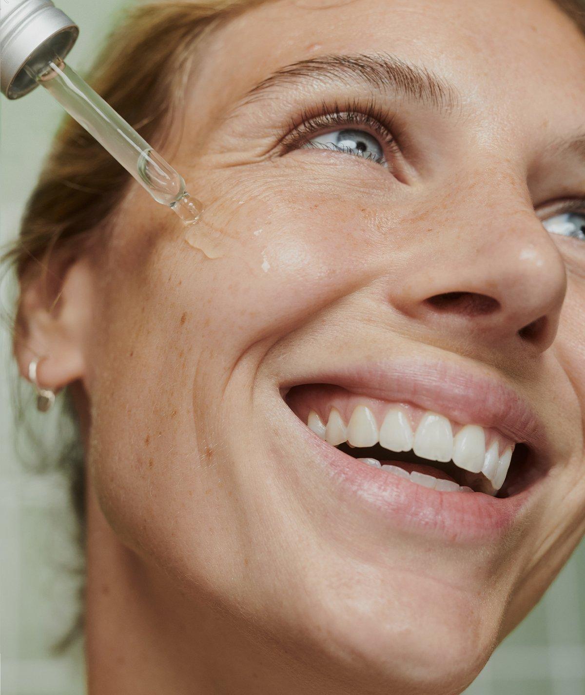 Model applying Edelweiss Daily Serum Concentrate