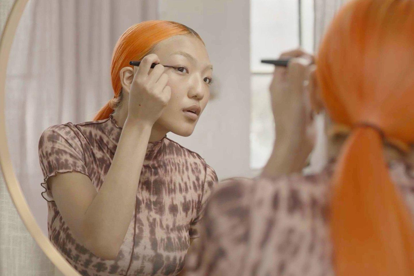 Model applying eyeliner