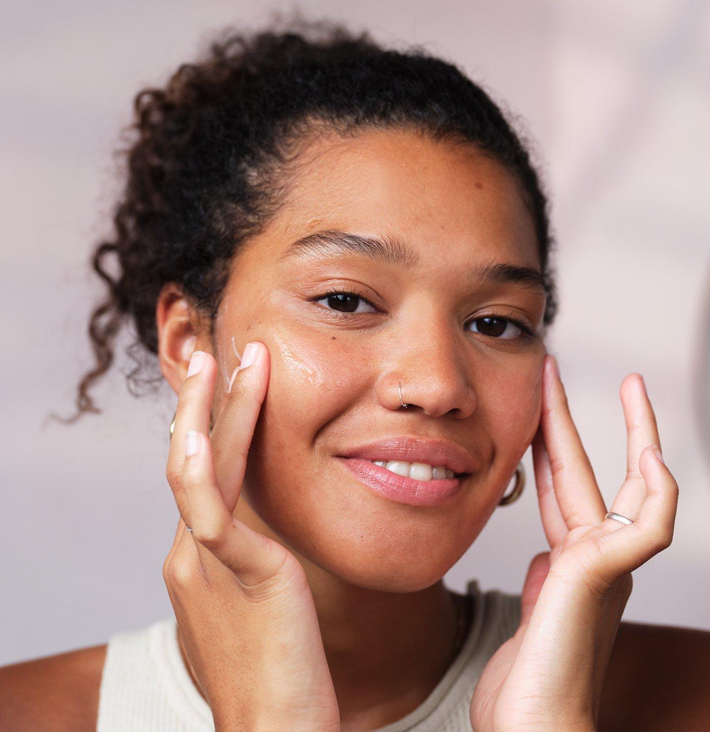 Lady hydrating her cheeks