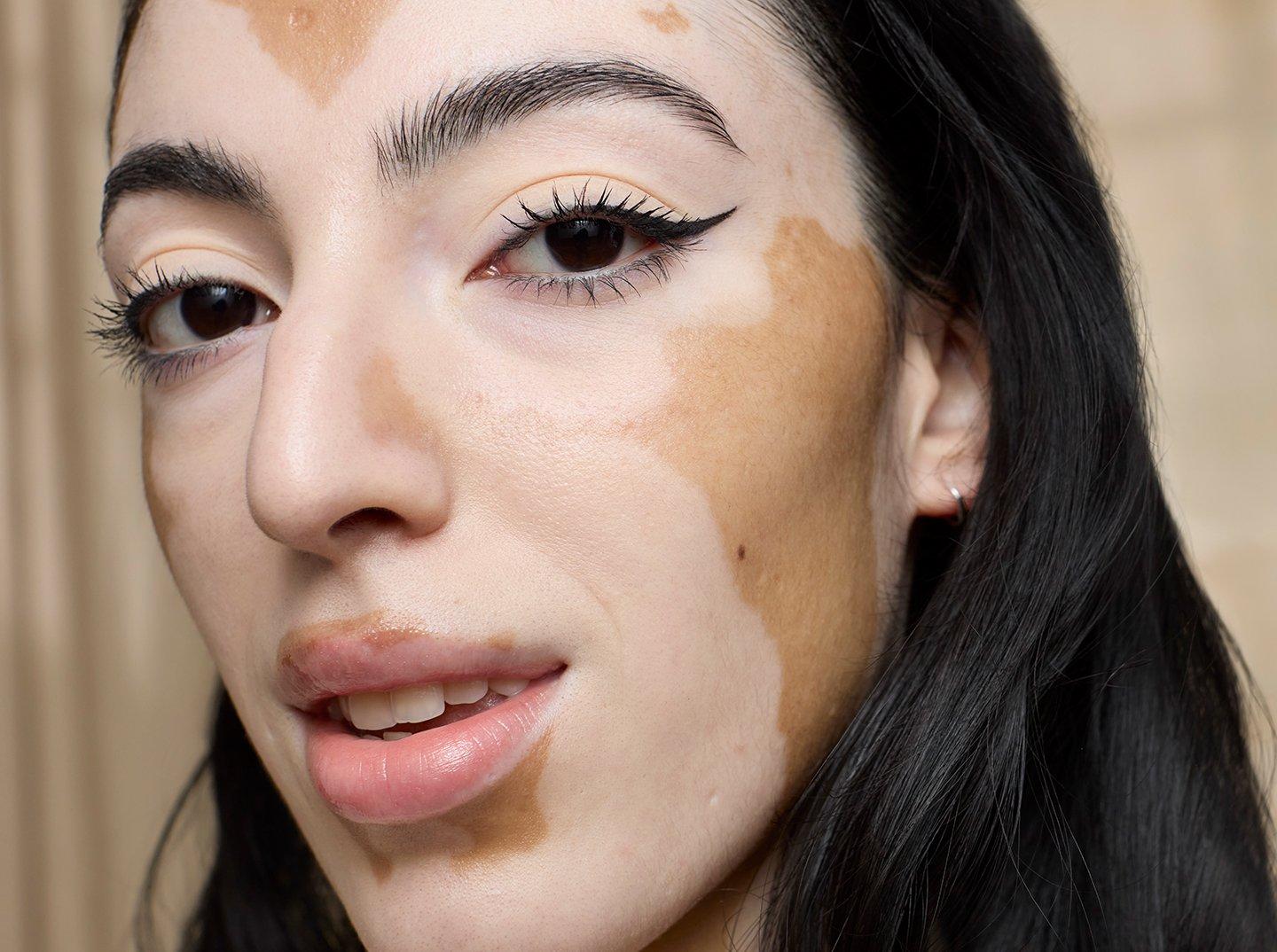 Model with cat eye liner