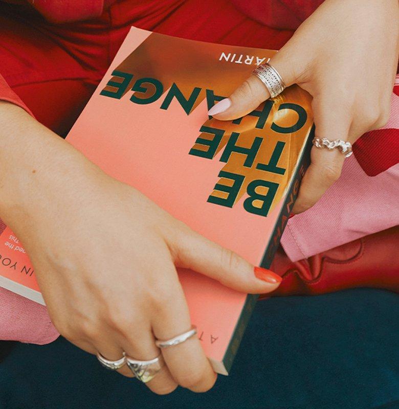Mujer sosteniendo un libro en las manos