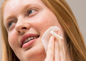 Hand som håller Blackhead Remover Hand som håller Blackhead Remover