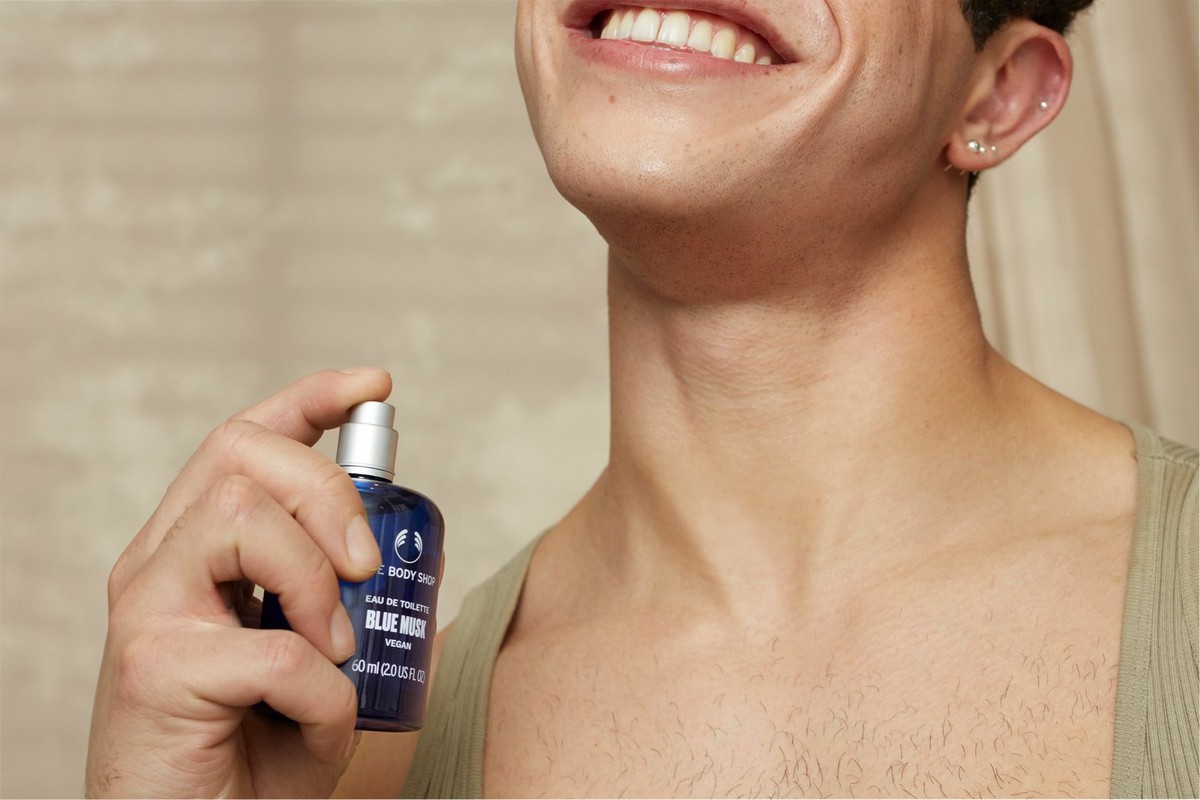 Man spraying The Body Shop Blue Musk Eau De Toilette