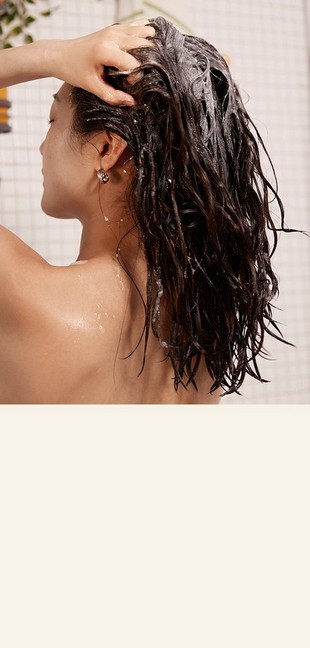 Mujer lavándose el pelo Mujer lavándose el pelo