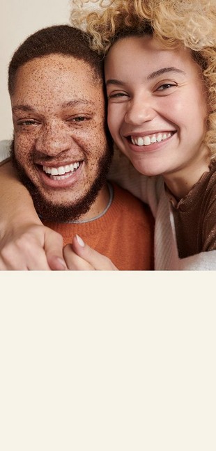 Dos amigos sonriendo Dos amigos sonriendo