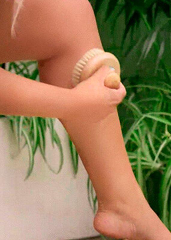 Model dry brushing legs