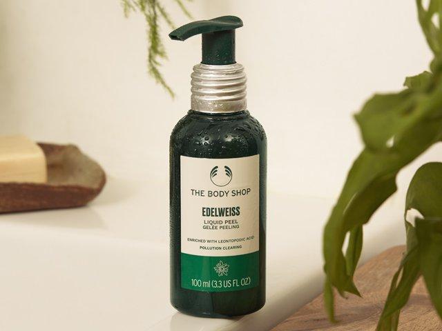 Hands pumping The Body Shop Drops Of Youth Liquid Peel