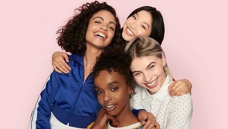 GROUP OF GIRLS LAUGHING GROUP OF GIRLS LAUGHING