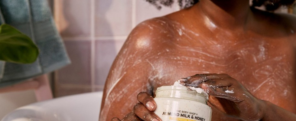 Frau beim Auftragen des Almond Milk and Honey Cream Scrub von The Body Shop Frau beim Auftragen des Almond Milk and Honey Cream Scrub von The Body Shop