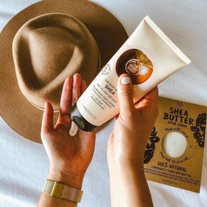 HÄNDER SOM SMÖRJER SHEA BUTTER CREAM HÄNDER SOM SMÖRJER SHEA BUTTER CREAM