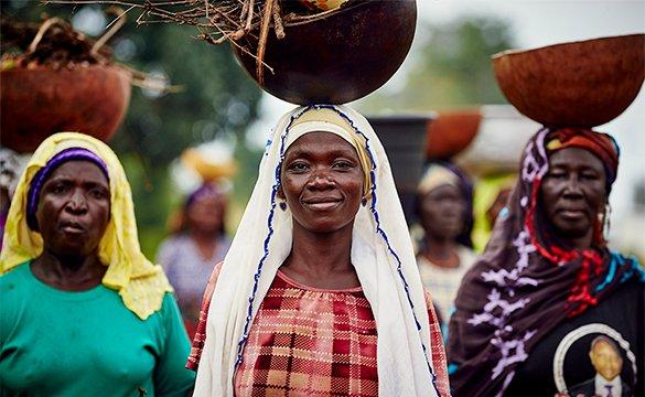 Des femmes portant des bols sur leur tête