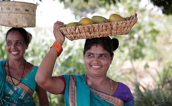 Des femmes portant des paniers de fruits sur leur tête