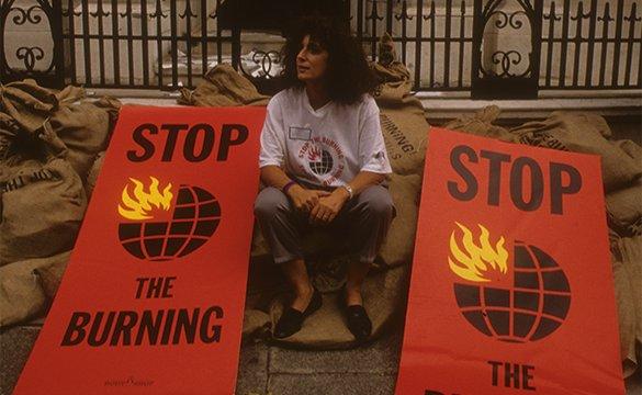 Anita Roddick avec des bannières Cessez le feu (Stop The Burning)