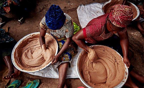 Une femme travaillant un produit
