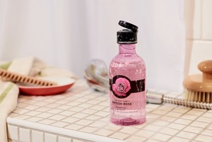 Das British Rose Duschgel von The Body Shop auf Badezimmerfliesen Das British Rose Duschgel von The Body Shop auf Badezimmerfliesen