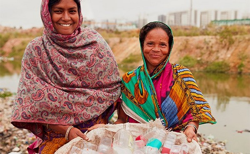 Twee vrouwen die plastic flessen vasthouden Twee vrouwen die plastic flessen vasthouden