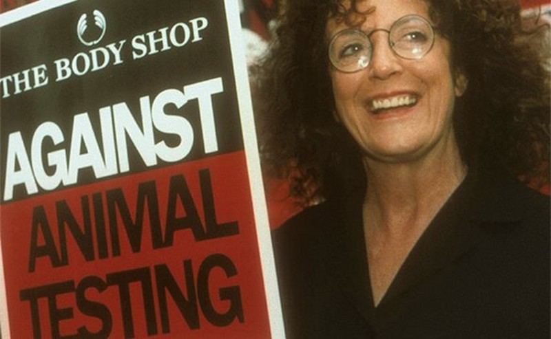 Anita Roddick tenant une pancarte Against Animal Testing Anita Roddick tenant une pancarte Against Animal Testing