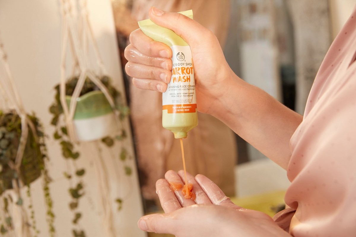 HAND SQUEEZING THE BODY SHOP CARROT FACE WASH