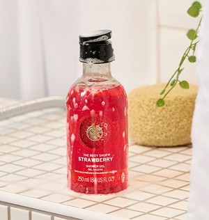 Strawberry shampoo image Strawberry shampoo image