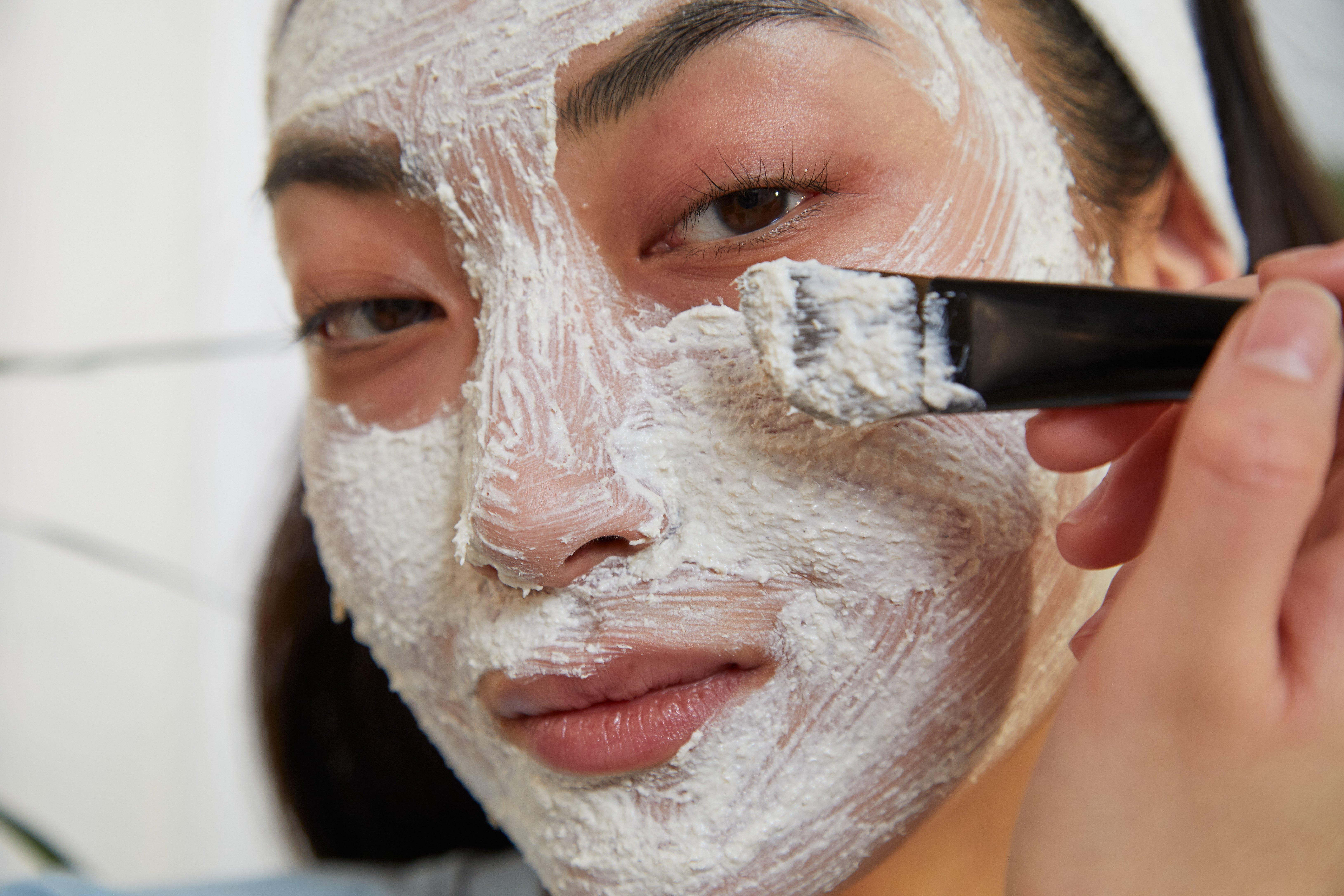 Lady applying The Body Shop Chinese Ginseng & Rice Clarifying Mask