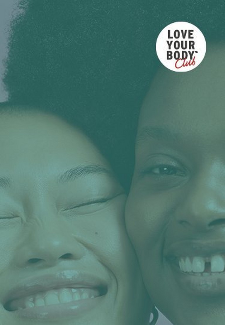 Deux femmes souriant avec le logo Love Your Body Club