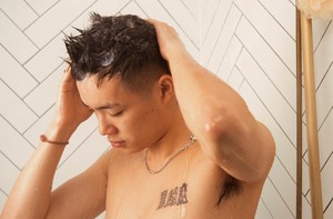 Persona lavándose el pelo Persona lavándose el pelo