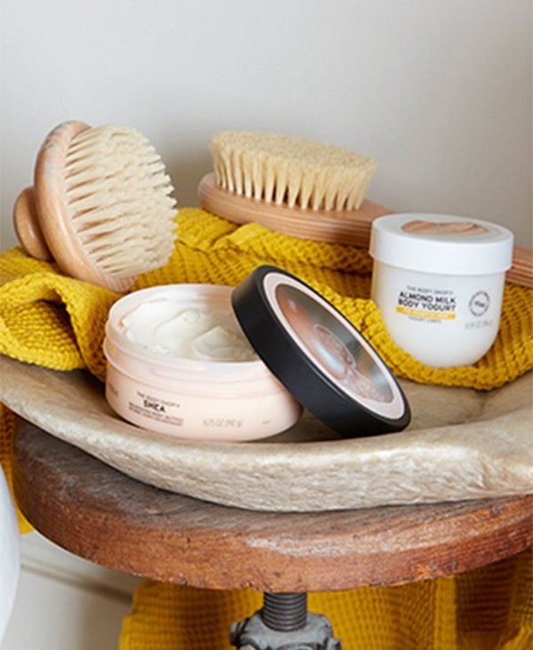 Body brush, scrub and yogurt Body brush, scrub and yogurt