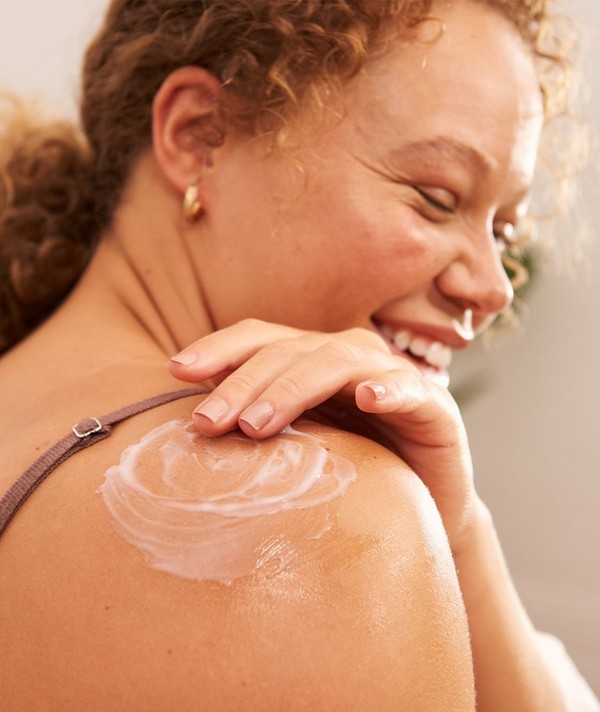 Persona aplicando una body butter Persona aplicando una body butter
