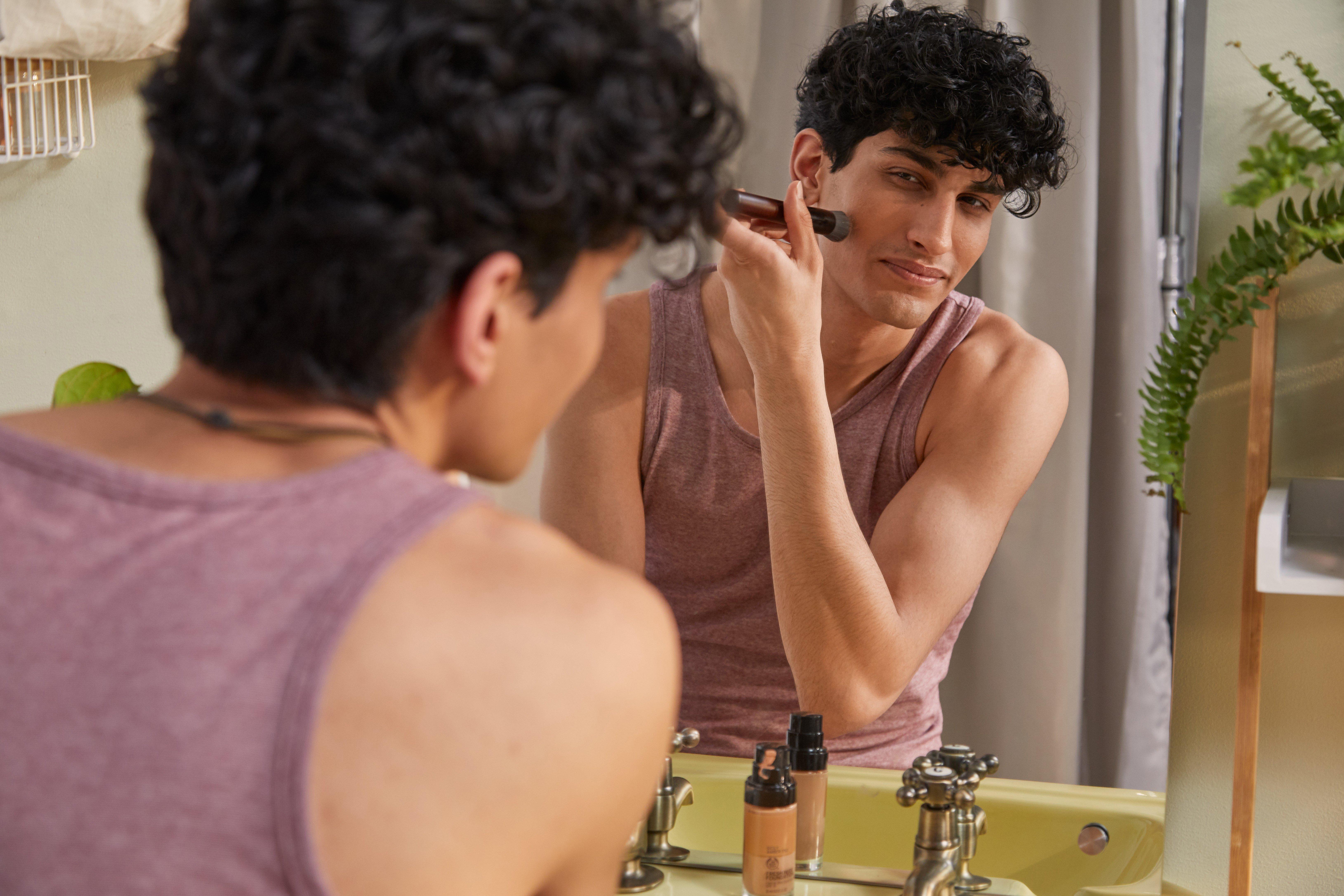 Man applying Fresh Nude Foundation