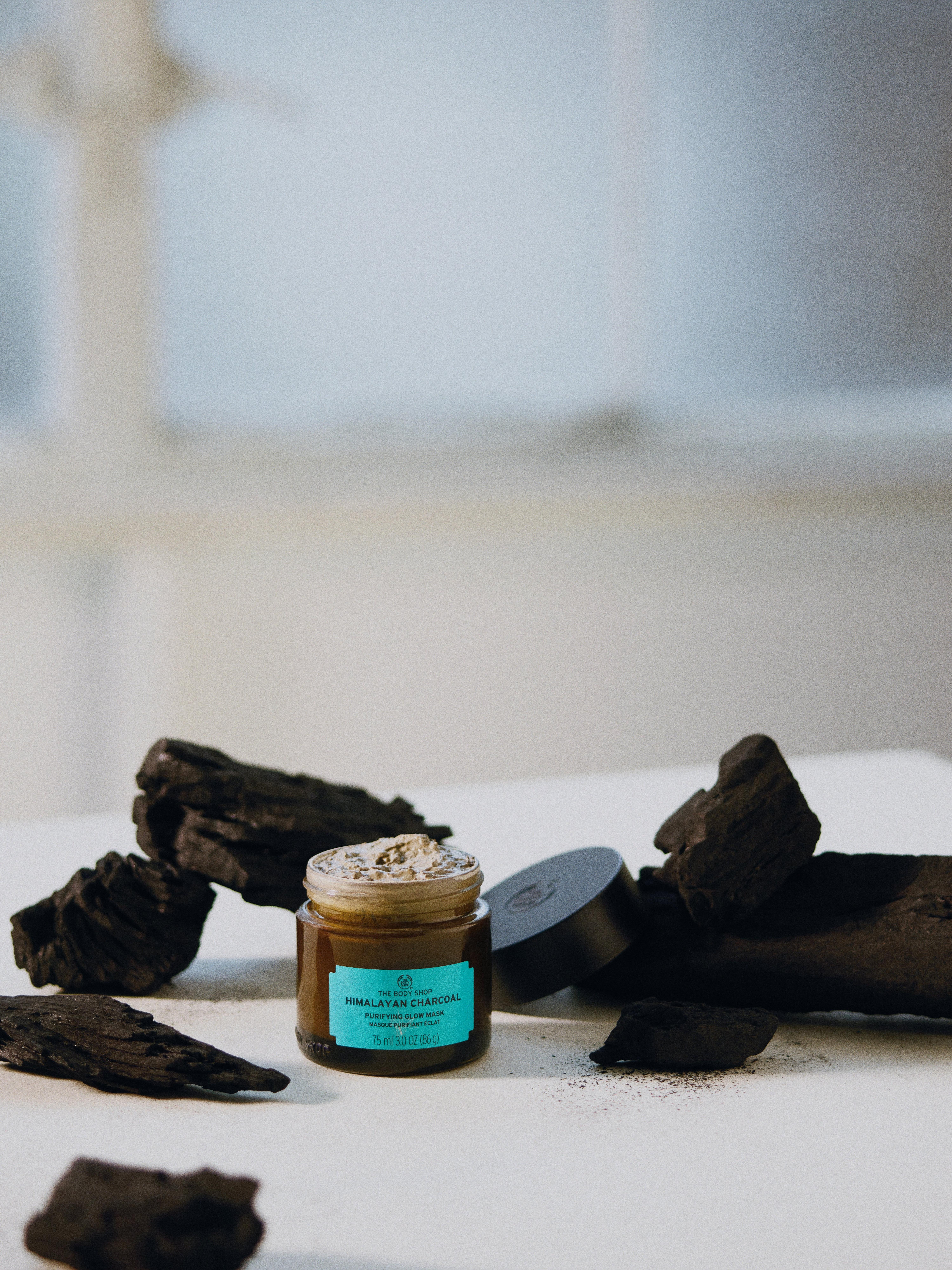 The Body Shop Himalayan Charcoal Purifying Glow Mask