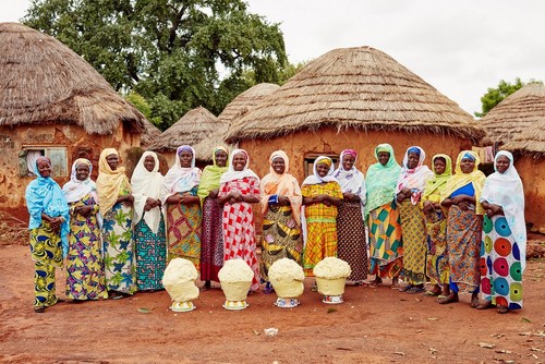Femmes travaillant avec le beurre de karité Femmes travaillant avec le beurre de karité