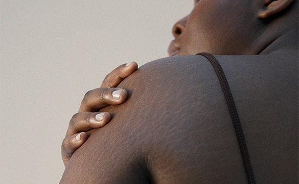 Une femme se tenant l’épaule