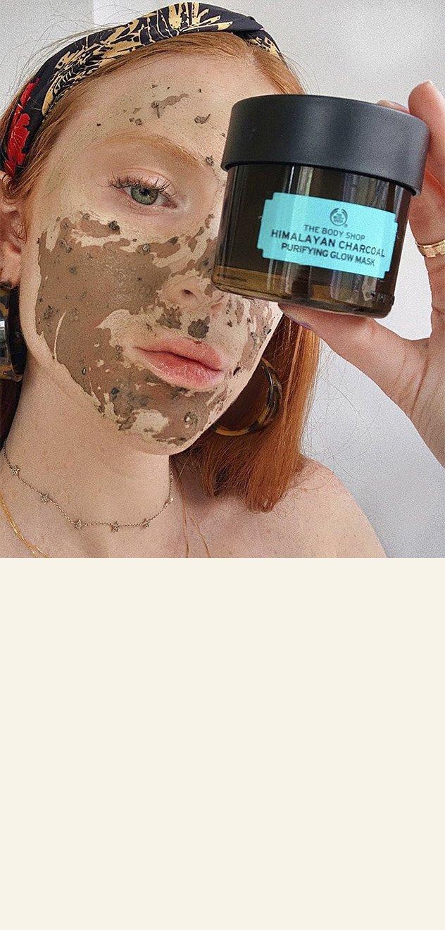 Mujer con la mascarilla de Carbón del Himalaya en el rostro