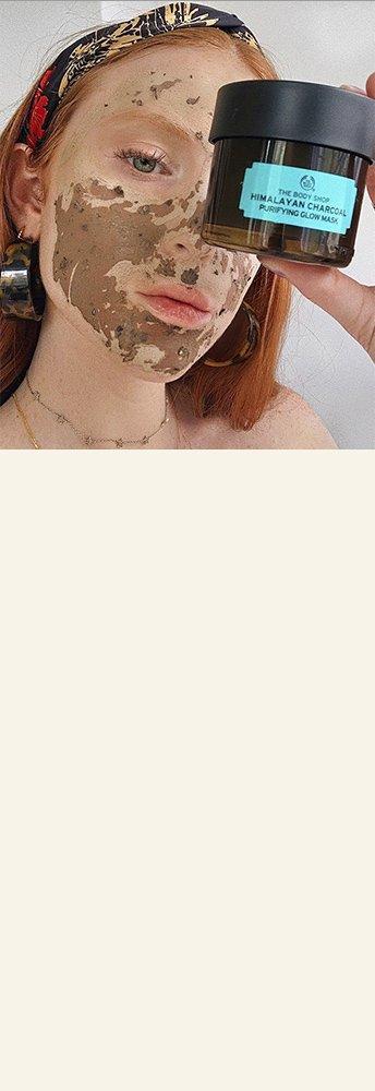 Mujer con la mascarilla de Carbón del Himalaya en el rostro