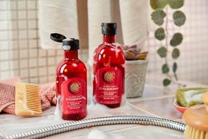 THE BODY SHOP STRAWBERRY SHAMPOO THE BODY SHOP STRAWBERRY SHAMPOO