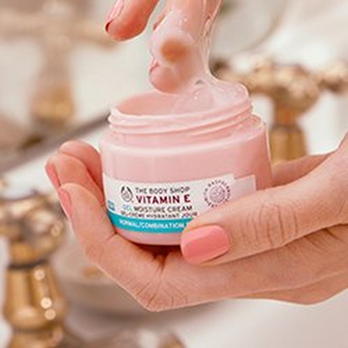 Model scooping Vitamin E Gel Moisture Cream from pot Model scooping Vitamin E Gel Moisture Cream from pot