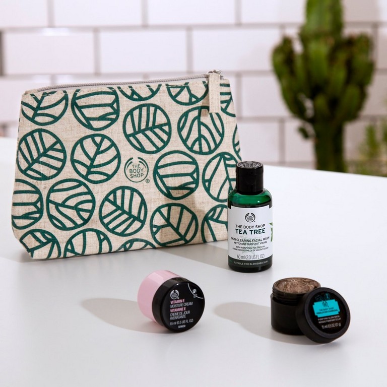 Neceser con productos de cuidado facial Neceser con productos de cuidado facial