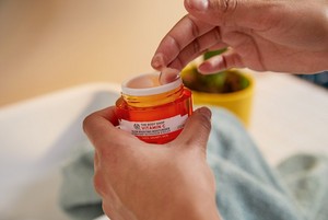 Hand som tar en klick av The Body Shop Vitamin C Moisturiser Hand som tar en klick av The Body Shop Vitamin C Moisturiser