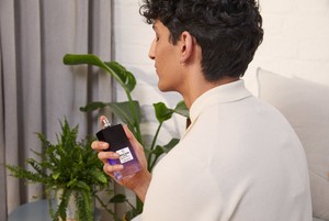 Man som sprayar The Body Shop White Musk Eau De Toilette Man som sprayar The Body Shop White Musk Eau De Toilette