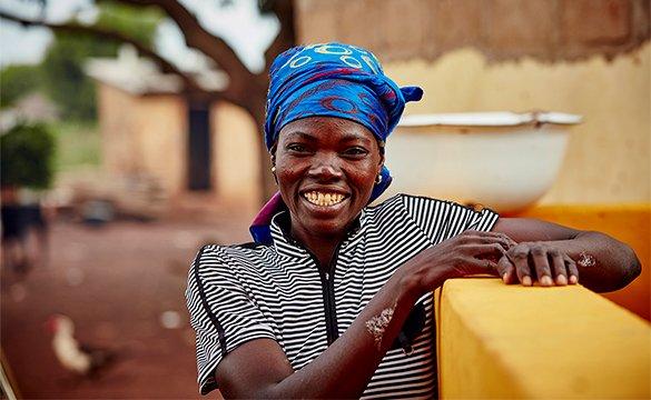 Une femme se reposant sur un mur