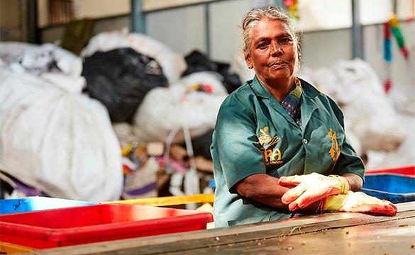 Una mujer trabaja con residuos plásticos