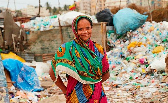 Una mujer trabaja con residuos plásticos