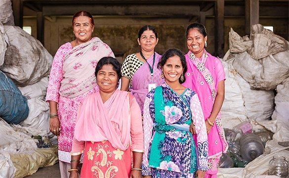 Una mujer trabaja con residuos plásticos