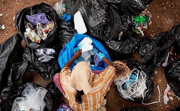 Une femme accablée par la pollution plastique