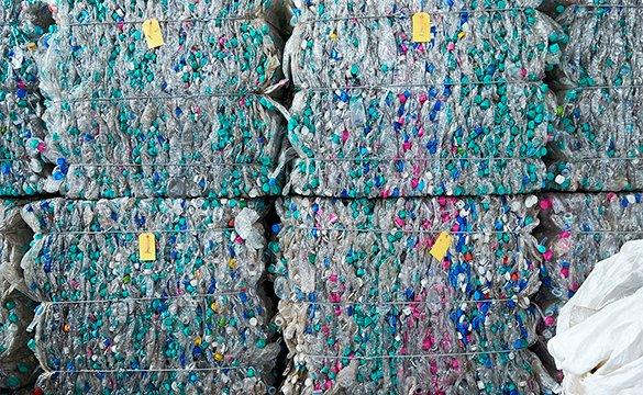 Recyclage du plastique compressé